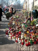 05.04.2005, Kraków, Polska.
Ulica Franciszkańska 3. Żałoba po śmierci Jana Pawła II. Znicze.
Fot. Piotr Dylik, zbiory Ośrodka KARTA