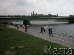 08.04.2005, Kraków, Polska.
Żałoba po śmierci Jana Pawła II. Bulwary nad Wisłą. Ludzie maszerujący przez most. Most Dębnicki. W tle Wawel.
Fot. Piotr Dylik, zbiory Ośrodka KARTA
