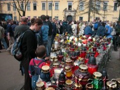 08.04.2005, Kraków, Polska.
Ulica Franciszkańska 3. Żałoba po śmierci Jana Pawła II. Przed Pałacem Biskupim. Znicze. Na pierwszym planie kobieta z dziećmi - rodzina autora zdjęć.
Fot. Piotr Dylik, zbiory Ośrodka KARTA