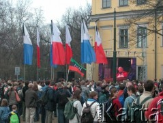 08.04.2005, Kraków, Polska.
Ulica Franciszkańska 3. Żałoba po śmierci Jana Pawła II. Ekran z wizerunkiem Jana Pawła II. Flagi z kirem.
Fot. Piotr Dylik, zbiory Ośrodka KARTA