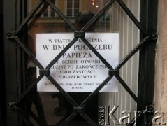 08.04.2005, Kraków, Polska.
Żałoba po śmierci Jana Pawła II. Ogłoszenie na drzwiach baru.
Fot. Piotr Dylik, zbiory Ośrodka KARTA