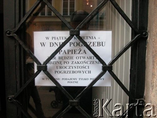 08.04.2005, Kraków, Polska.
Żałoba po śmierci Jana Pawła II. Ogłoszenie na drzwiach baru.
Fot. Piotr Dylik, zbiory Ośrodka KARTA