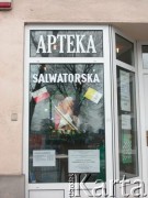 13.04.2005, Kraków, Polska.
Żałoba po śmierci Jana Pawła II. Apteka. W witrynie plakat z wizerunkiem Jana Pawła II i chorągiewki.
Fot. Piotr Dylik, zbiory Ośrodka KARTA