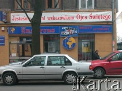 13.04.2005, Kraków, Polska.
Żałoba po śmierci Jana Pawła II. Biuro podróży Krakturs. Transparent. W witrynie plakat z wizerunkiem Jana Pawła II i flaga.
Fot. Piotr Dylik, zbiory Ośrodka KARTA