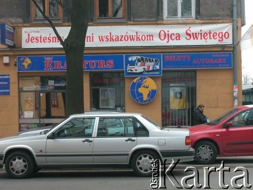 13.04.2005, Kraków, Polska.
Żałoba po śmierci Jana Pawła II. Biuro podróży Krakturs. Transparent. W witrynie plakat z wizerunkiem Jana Pawła II i flaga.
Fot. Piotr Dylik, zbiory Ośrodka KARTA