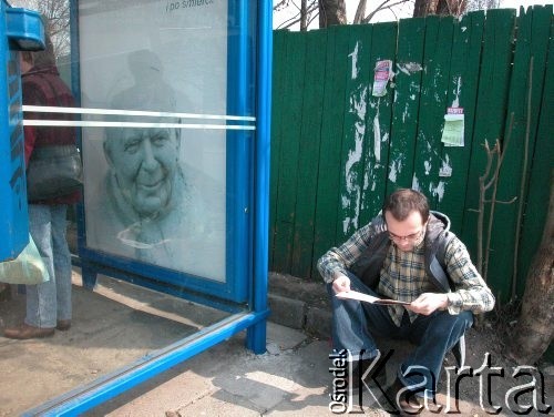 14.04.2005, Kraków, Polska.
Żałoba po śmierci Jana Pawła II. Przystanek. Plakat z wizerunkiem Jana Pawła II.
Fot. Piotr Dylik, zbiory Ośrodka KARTA