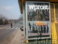 14.04.2005, Kraków, Polska.
Żałoba po śmierci Jana Pawła II. Kiosk. Reklama tygodnika 