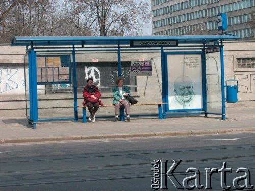 14.04.2005, Kraków, Polska.
Żałoba po śmierci Jana Pawła II. Przystanek tramwajowy przy ul. gen. Bora Komorowskiego. Plakat z wizerunkiem Jana Pawła II.
Fot. Piotr Dylik, zbiory Ośrodka KARTA