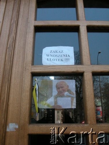 14.04.2005, Kraków, Polska.
Żałoba po śmierci Jana Pawła II. Drzwi. Plakat ze zdjęciem Jana Pawła II.
Fot. Piotr Dylik, zbiory Ośrodka KARTA