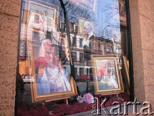 14.04.2005, Kraków, Polska.
Żałoba po śmierci Jana Pawła II. Witryna, portrety z wizerunkiem Jana Pawła II.
Fot. Piotr Dylik, zbiory Ośrodka KARTA