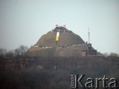 08.04.2005, Kraków, Polska.
Kopiec Kościuszki. Żałoba po śmierci Jana Pawła II. Flagi.
Fot. Piotr Dylik, zbiory Ośrodka KARTA