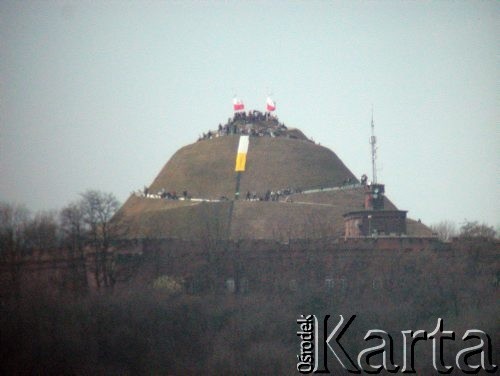 08.04.2005, Kraków, Polska.
Kopiec Kościuszki. Żałoba po śmierci Jana Pawła II. Flagi.
Fot. Piotr Dylik, zbiory Ośrodka KARTA