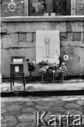 Sierpień 1980, Gdańsk, Polska.
Strajk w Stoczni Gdańskiej im. Lenina. Skrzynka na datki na Pomnik Poległych Stoczniowców 1970 przed budynkiem należącym do stoczni.
Fot. Jan Juchniewicz, zbiory Ośrodka KARTA