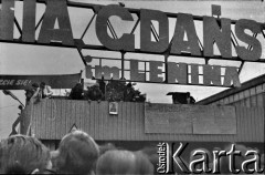 Sierpień 1980, Gdańsk, Polska.
Strajk w Stoczni Gdańskiej im. Lenina. Tłum przed bramą nr 2, widoczne dwie tablice z wypisaną odręcznie listą 21 postulatów strajkujących.
Fot. Jan Juchniewicz, zbiory Ośrodka KARTA
