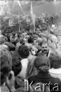 Sierpień 1980, Gdańsk, Polska.
Strajk w Stoczni Gdańskiej im. Lenina. Tłum przed bramą nr 2.
Fot. Jan Juchniewicz, zbiory Ośrodka KARTA