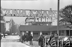 5.12.1981, Gdańsk, Polska.
Brama nr 2 Stoczni Gdańskiej im. Lenina. Widoczne transparenty z hasłami 