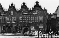 5.12.1981, Gdańsk, Polska.
Strajk okupacyjny w Państwowej Wyższej Szkole Sztuk Plastycznych. Wielka Zbrojownia - siedziba PWSSP od strony Targu Węglowego, na niej plakaty protestacyjne. 
Fot. Jan Juchniewicz, zbiory Ośrodka KARTA