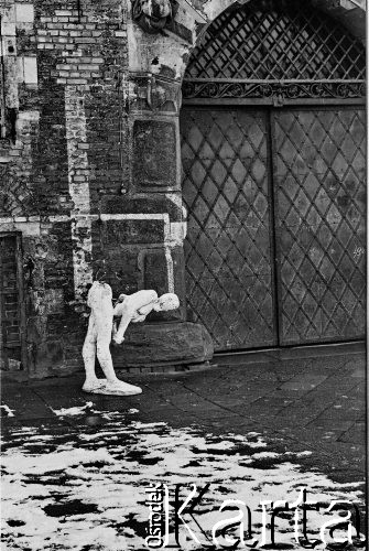 5.12.1981, Gdańsk, Polska.
Strajk okupacyjny w Państwowej Wyższej Szkole Sztuk Plastycznych. Zniszczona rzeźba przed siedzibą uczelni.
Fot. Jan Juchniewicz, zbiory Ośrodka KARTA