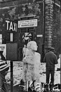 5.12.1981, Gdańsk, Polska.
Strajk okupacyjny w Państwowej Wyższej Szkole Sztuk Plastycznych. Przed siedzibą uczelni rzeźby przedstawiające ludzi, na ścianie m.in. transparent o treści: 