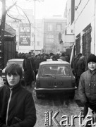 13.12.1981, Gdańsk, Polska.
Wprowadzenie stanu wojennego. Tłum przed siedzibą NSZZ 