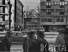 13.12.1981, Gdańsk, Polska.
Wprowadzenie stanu wojennego. Przechodnie na ulicy, w głębi samochody Milicji Obywatelskiej.
Fot. Jan Juchniewicz, zbiory Ośrodka KARTA