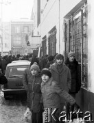 13.12.1981, Gdańsk, Polska.
Wprowadzenie stanu wojennego. Na pierwszym planie dzieci, w głębi tłum przed siedzibą NSZZ 