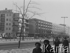 13.12.1981, Gdańsk, Polska.
Wprowadzenie stanu wojennego. Przechodnie na ulicy, w oddali samochody Milicji Obywatelskiej.
Fot. Jan Juchniewicz, zbiory Ośrodka KARTA