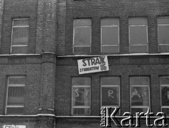 13.12.1981, Gdańsk, Polska.
Budynek Wydziału Biologii i Nauk o Ziemi Uniwersytetu Gdańskiego. Widoczny transparent informujący o strajku studentów Uniwersytetu Gdańskiego.
Fot. Jan Juchniewicz, zbiory Ośrodka KARTA