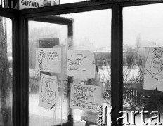13.12.1981, Gdańsk, Polska.
Wprowadzenie stanu wojennego. Plakaty na szybie budynku informujące m.in. o strajku studentów.
Fot. Jan Juchniewicz, zbiory Ośrodka KARTA