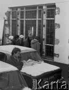 13.12.1981, Gdańsk, Polska.
Wprowadzenie stanu wojennego. Grupa osób przy oknie siedziby NSZZ 