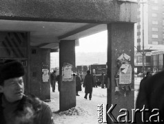 13.12.1981, Gdańsk, Polska.
Wprowadzenie stanu wojennego. W głębi samochody Milicji Obywatelskiej.
Fot. Jan Juchniewicz, zbiory Ośrodka KARTA