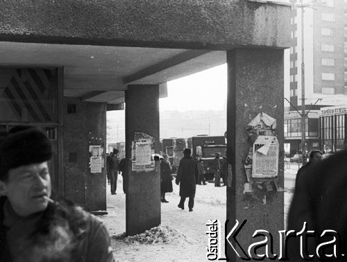 13.12.1981, Gdańsk, Polska.
Wprowadzenie stanu wojennego. W głębi samochody Milicji Obywatelskiej.
Fot. Jan Juchniewicz, zbiory Ośrodka KARTA