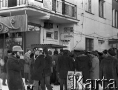 13.12.1981, Gdańsk, Polska.
Wprowadzenie stanu wojennego. Tłum przed siedzibą NSZZ 