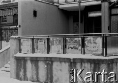 13.12.1981, Gdańsk, Polska.
Wprowadzenie stanu wojennego. Częściowo zerwane plakaty przy wejściu do budynku.
Fot. Jan Juchniewicz, zbiory Ośrodka KARTA