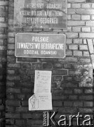13.12.1981, Gdańsk, Polska.
Siedziba Wydziału Biologii i Nauk o Ziemi Uniwersytetu Gdańskiego oraz Oddziału Gdańskiego Polskiego Towarzystwa Geograficznego. Na budynku wiszą plakaty - m.in. informacja o strajku studentów Akademii Wychowania Fizycznego w Gdańsku.
Fot. Jan Juchniewicz, zbiory Ośrodka KARTA.