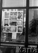 13.12.1981, Gdańsk, Polska.
Plakat na szybie ze zdjęciami ze strajku studentów.
Fot. Jan Juchniewicz, zbiory Ośrodka KARTA