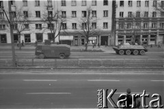 1982, Gdańsk, Polska.
Rzeczywistość stanu wojennego, pojazdy ZOMO jadące ulicą.
Fot. Jan Juchniewicz, zbiory Ośrodka KARTA