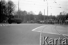 1982, Gdańsk, Polska.
Rzeczywistość stanu wojennego, z lewej armatka wodna, z prawej milicjanci.
Fot. Jan Juchniewicz, zbiory Ośrodka KARTA