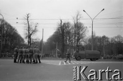 1982, Gdańsk, Polska.
Rzeczywistość stanu wojennego, z prawej armatka wodna, z lewej milicjanci.
Fot. Jan Juchniewicz, zbiory Ośrodka KARTA