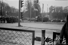 1982, Gdańsk, Polska.
Rzeczywistość stanu wojennego, rmatka wodna, z lewej milicjanci.
Fot. Jan Juchniewicz, zbiory Ośrodka KARTA