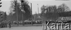 1982, Gdańsk, Polska.
Rzeczywistość stanu wojennego, milicjanci na ulicy, w głębi pojazd pancerny.
Fot. Jan Juchniewicz, zbiory Ośrodka KARTA