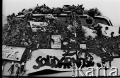 14.11.1982, Gdańsk, Polska.
Oczekiwanie na powrót Lecha Wałęsy z internowania. Samochód przybrany kwiatami, fotografią Wałęsy, plakatami z napisami: 