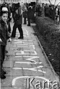 14.11.1982, Gdańsk, Polska.
Oczekiwanie na powrót Lecha Wałęsy z internowania. Tłum zgromadzony przed blokiem na Zaspie, gdzie mieszkał Wałęsa.
Fot. Jan Juchniewicz, zbiory Ośrodka KARTA