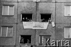 14.11.1982, Gdańsk, Polska.
Oczekiwanie na powrót Lecha Wałęsy z internowania. W oknach bloku na Zaspie transparent z napisem 