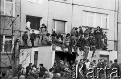 14.11.1982, Gdańsk, Polska.
Oczekiwanie na powrót Lecha Wałęsy z internowania. Tłum zgromadzony przed blokiem na Zaspie, gdzie mieszkał Wałęsa.
Fot. Jan Juchniewicz, zbiory Ośrodka KARTA
