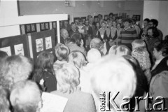 Wrzesień 1983, Sopot, Polska.
Wystawa prac Andrzeja Trzaski przedstawiających sto męskich portretów w Galerii Sztuki BWA. Autor (stoi przy swoich pracach) podczas stanu wojennego został internowany za pomoc działaczom opozycji. Przebywając w ośrodku internowania stworzył portrety współwięźniów, z których część została zaprezentowana na wystawie.
Fot. Jan Juchniewicz, zbiory Ośrodka KARTA