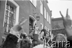 9.12.1984, Gdańsk, Polska.
Plebania parafii pw. św. Brygidy. Powrót Bogdana Lisa z więzienia. Na schodach ksiądz Henryk Jankowski otoczony tłumem.
Fot. Jan Juchniewicz, zbiory Ośrodka KARTA