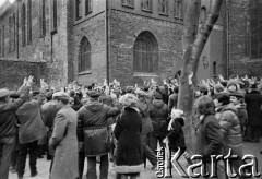 9.12.1984, Gdańsk, Polska.
Tłum zgromadzony przy kościele św. Brygidy w dnu powrotu Bogdana Lisa z więzienia.
Fot. Jan Juchniewicz, zbiory Ośrodka KARTA
