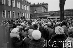 9.12.1984, Gdańsk, Polska.
Tłum zgromadzony przed plebanią parafii pw. św. Brygidy z racji powrotu Bogdana Lisa z więzienia.
Fot. Jan Juchniewicz, zbiory Ośrodka KARTA