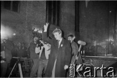 15.12.1984, Gdańsk, Polska.
Występ Daniela Olbrychskiego w kościele pw. św. Brygidy podczas uroczystych obchodów 14. rocznicy wydarzeń grudniowych w 1970 roku.
Fot. Jan Juchniewicz, zbiory Ośrodka KARTA